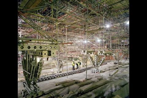 The complex scaffolding inside the auditorium stood on special legs. This enabled work to be carried out at high and low levels at the same time
